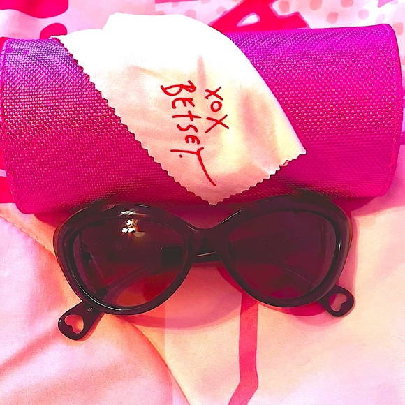 Betsey Johnson Sunglasses - Picture 9 of 11
